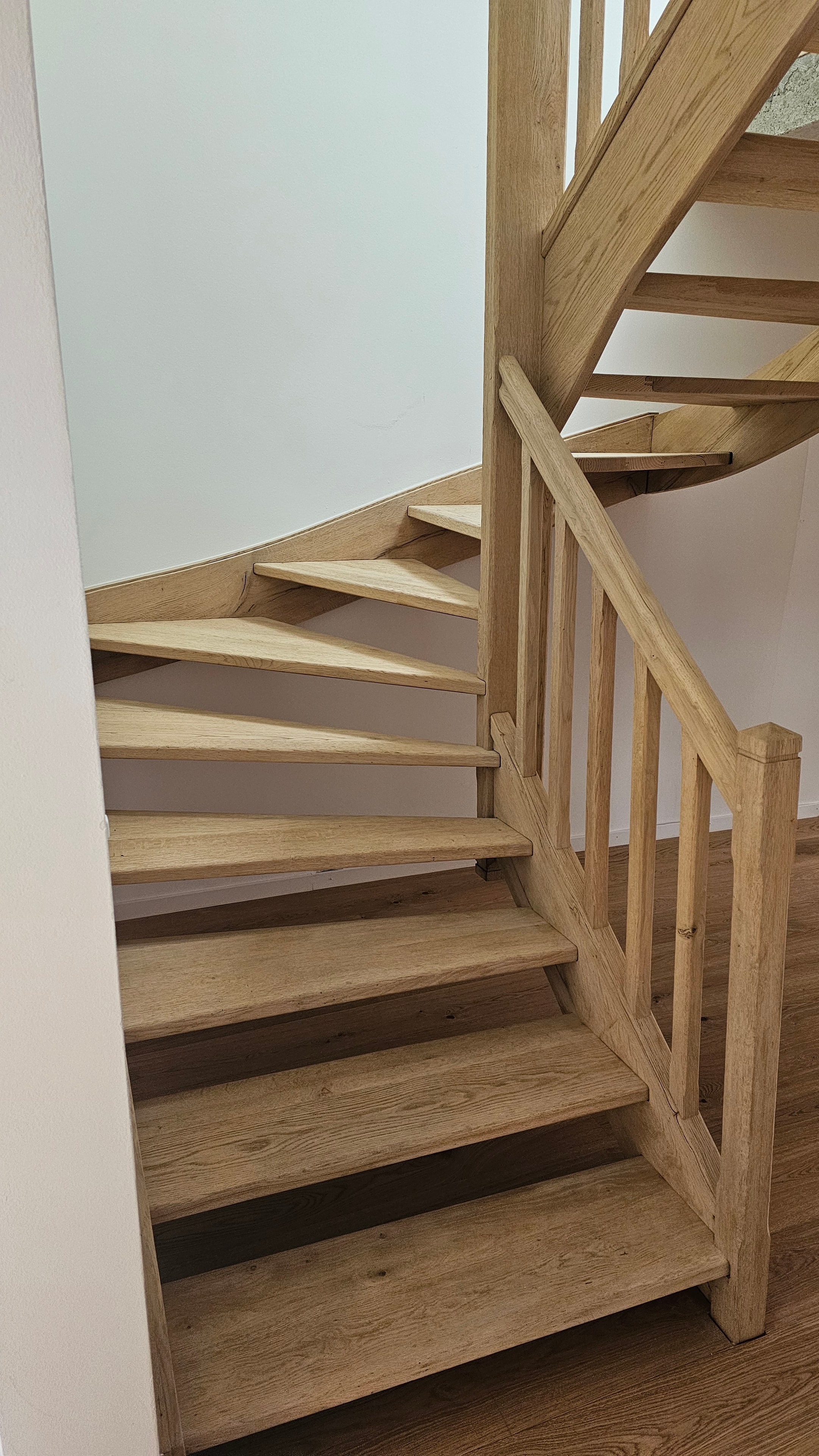 Escalier en bois naturel après décapage